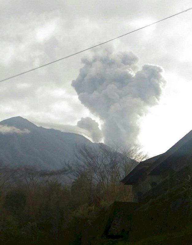 峇里島火山再爆 機場關閉旅客滯留