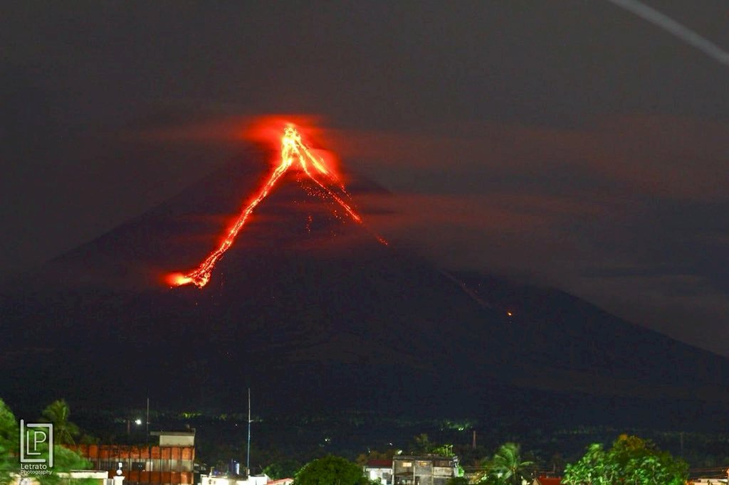 火山熔岩噴出四散 菲省長宣布災難狀態