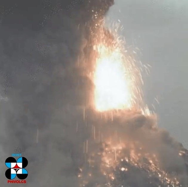 菲律賓馬永火山發威 噴射700公尺熔岩泉