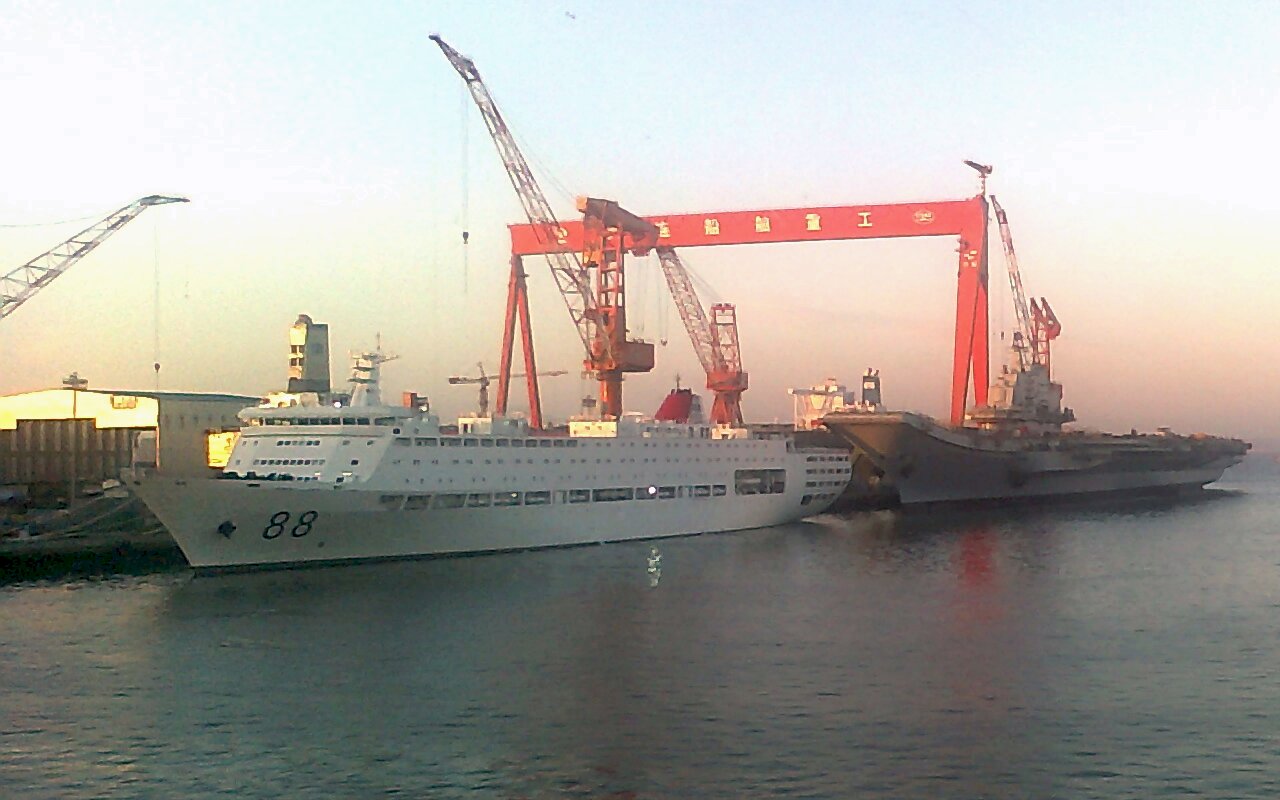 保障船就位 中國首艘國產航艦將海試