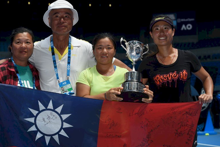 梁恩碩創紀錄 澳網青少年單雙打都奪冠