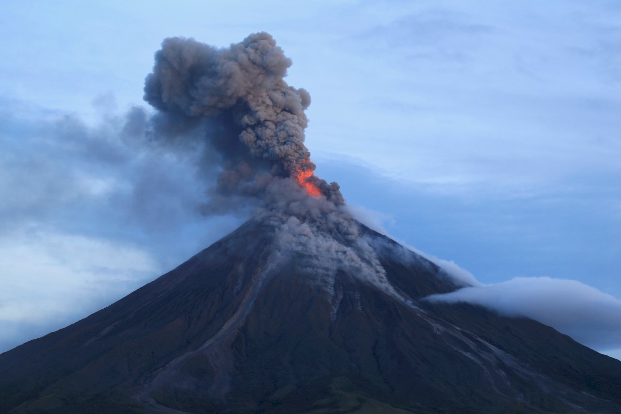 菲律賓馬永火山趨緩 調降警戒等級
