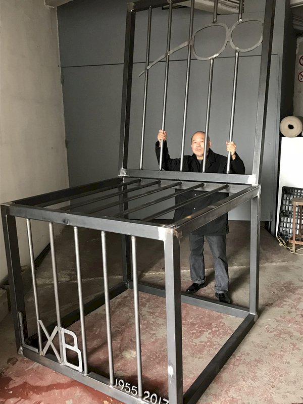 華人藝術家王克平 塑巨鐵椅紀念劉曉波