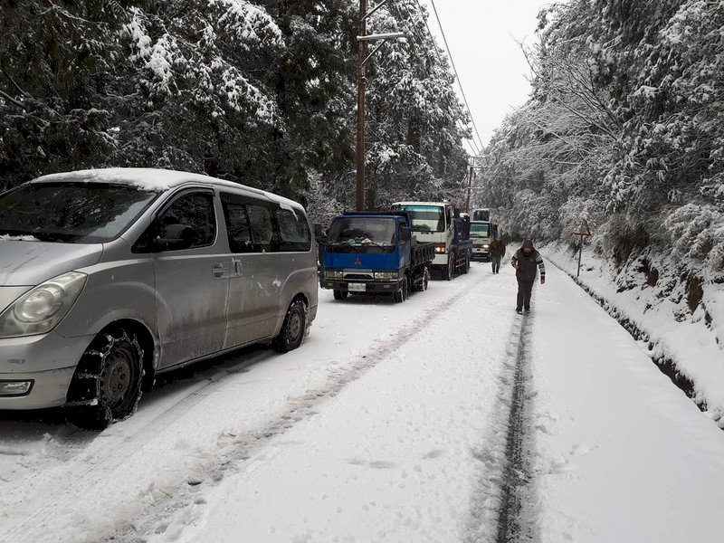 宜蘭太平山持續積雪 車輛需掛雪鏈