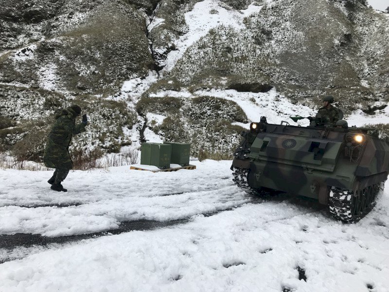 合歡山積雪 陸軍運兵車進駐協助救援