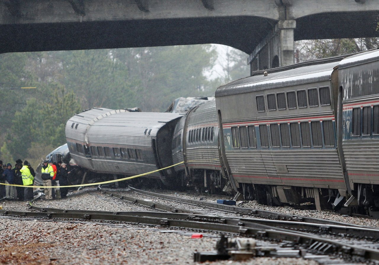 美國鐵列車撞上貨運列車 疑入錯軌釀禍