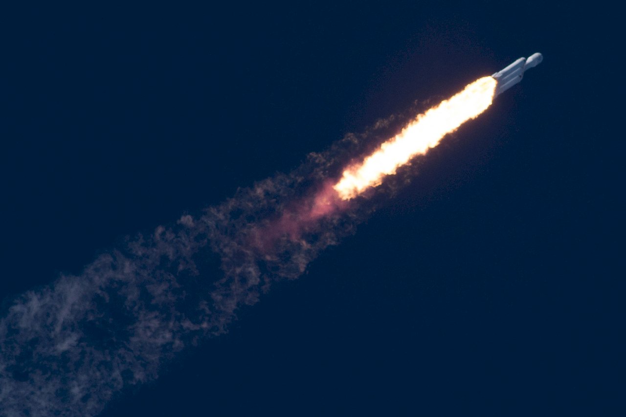 SpaceX最強重型火箭升空 奔向火星