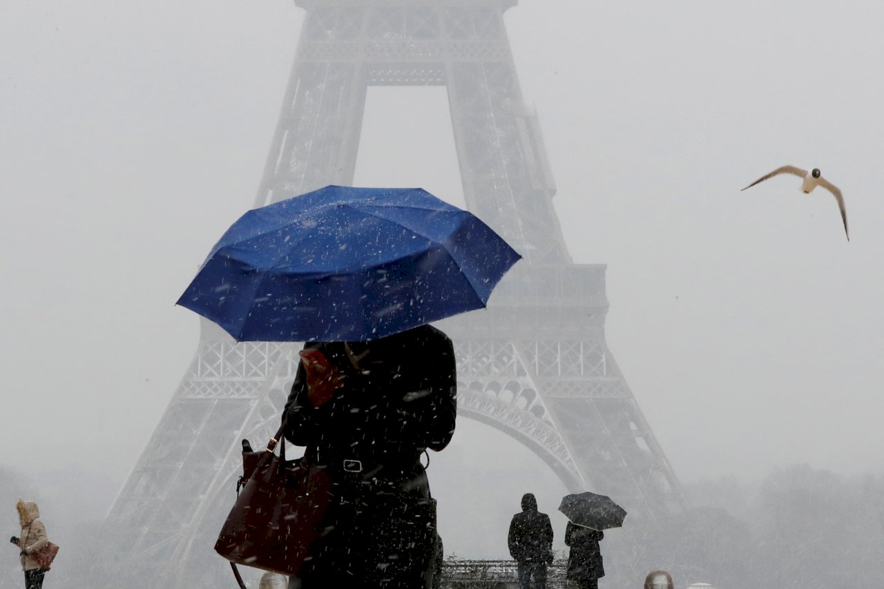 巴黎大雪艾菲爾鐵塔關閉 遊客只能遠觀