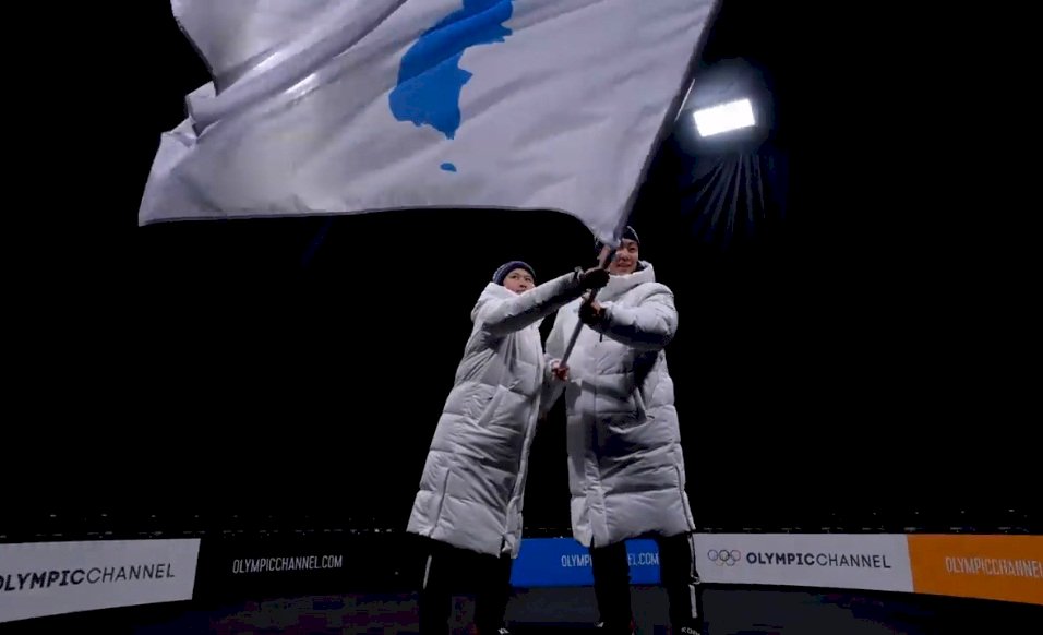 平昌冬奧開幕 兩韓運動員共掌統一旗進場