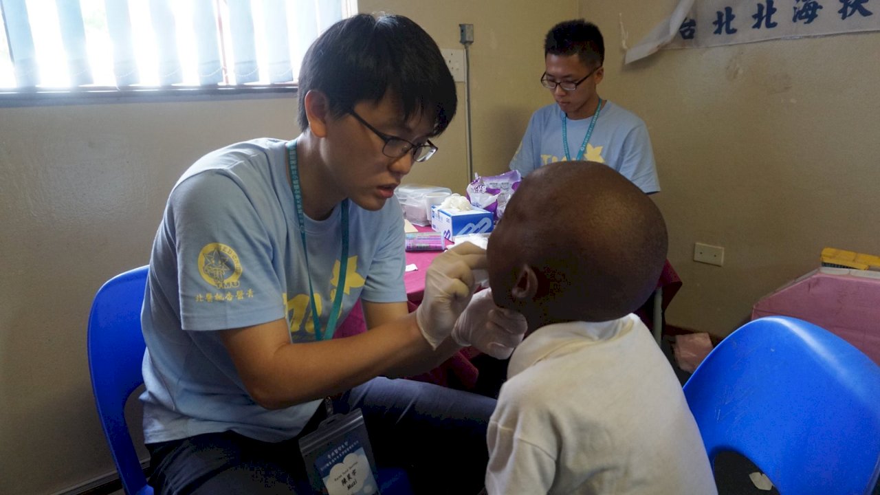 北醫大組團赴史瓦濟蘭 為千名孩童義診牙齒