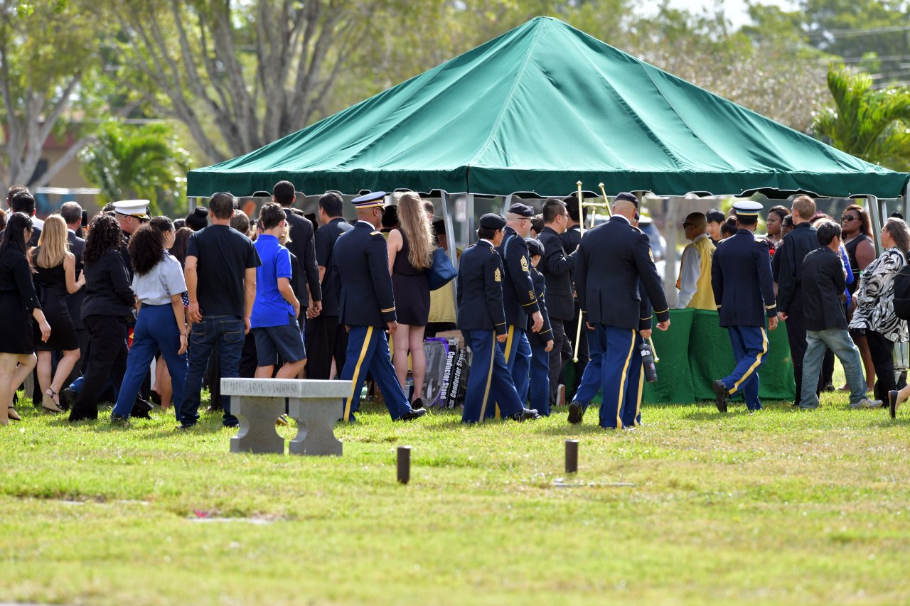 槍擊案捨命救人 15歲華裔英雄獲軍禮榮葬