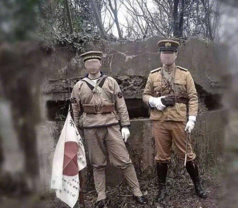 兩男著日本軍裝 南京抗戰遺址擺拍