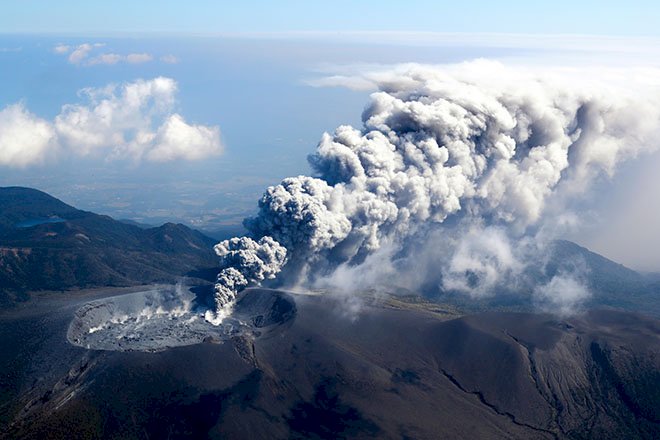 日本新燃岳噴發噴煙 一度衝高4500公尺