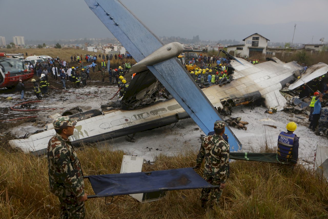 尼泊爾墜機 機上67人已救出20人