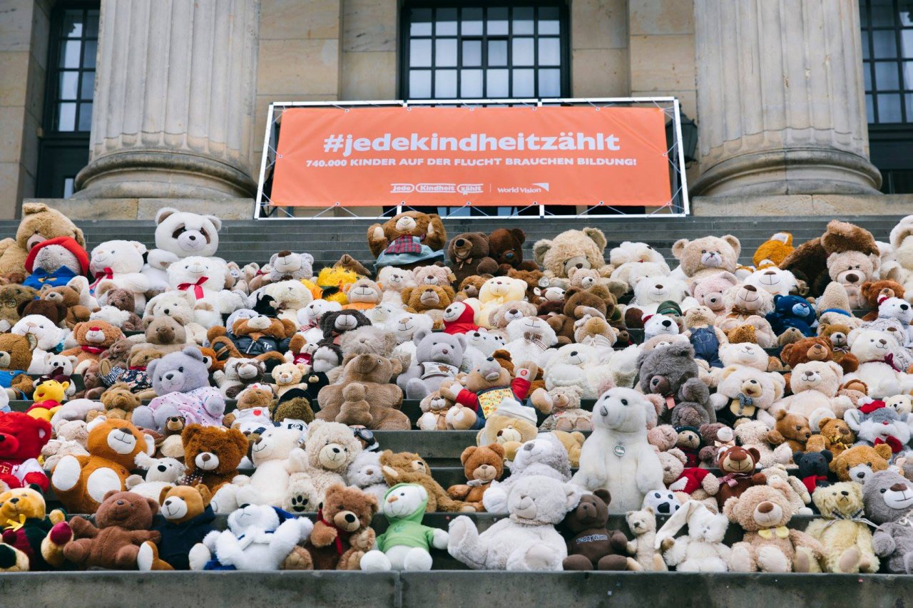 德童擺滿泰迪熊 聲援敘利亞難民受教權