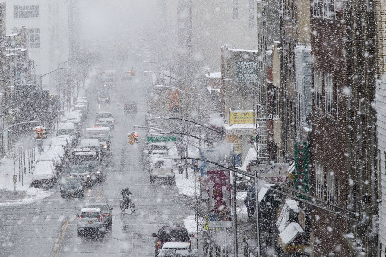 紐約市凍成白蘋果 風吹雪寸步難行急停課