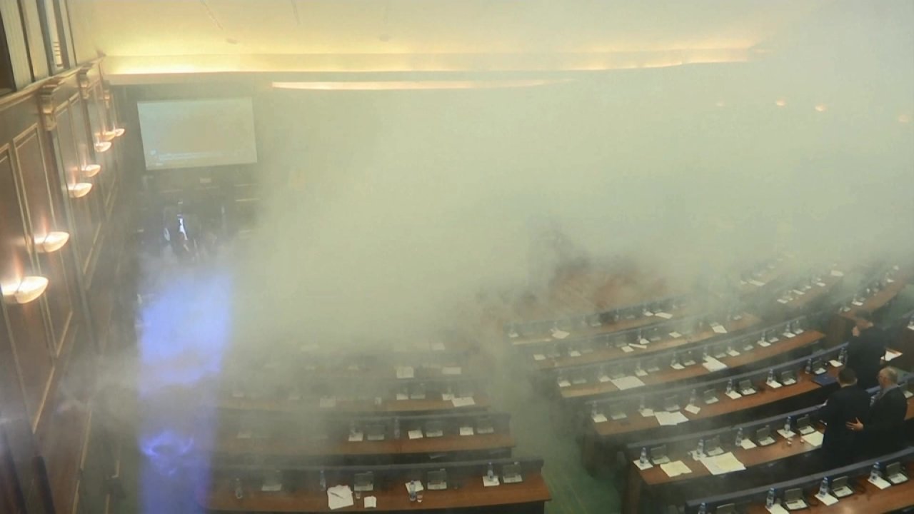 阻撓議程 科索沃議員丟催淚彈大鬧國會
