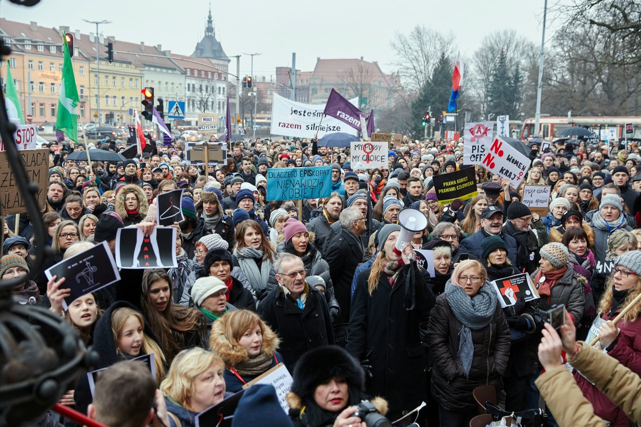 波蘭墮胎恐入罪 萬人上街捍衛身體自主權