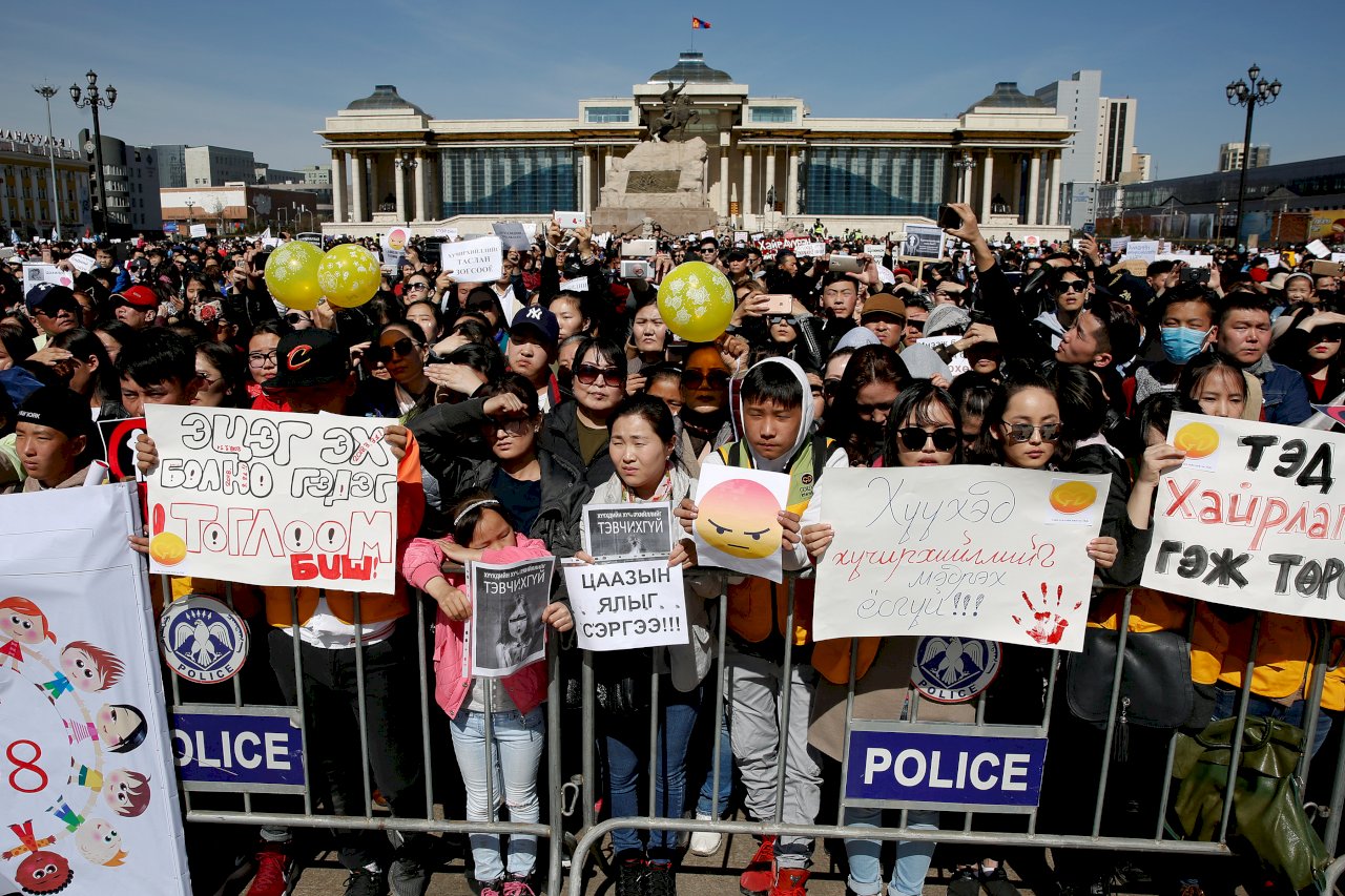 反虐童 蒙古國數千人上街抗議