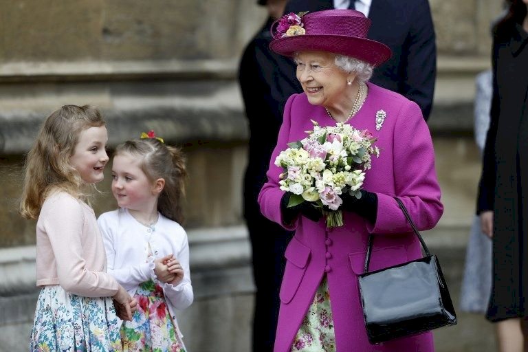 王室成員相伴 英女王出席復活節禮拜