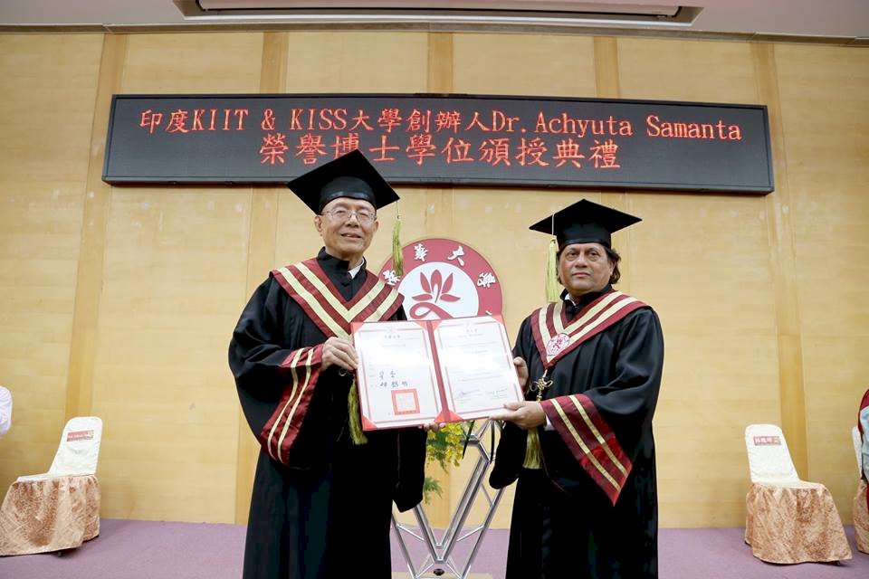 印度慈善教育家 獲南華大學頒授榮譽博士