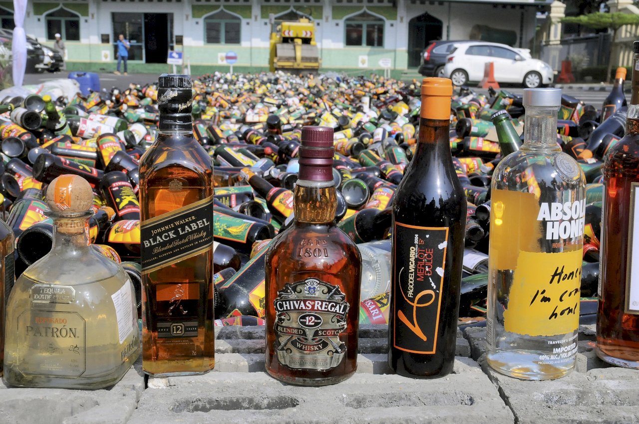 印尼警方：假酒危機恐釀百死 全力掃蕩
