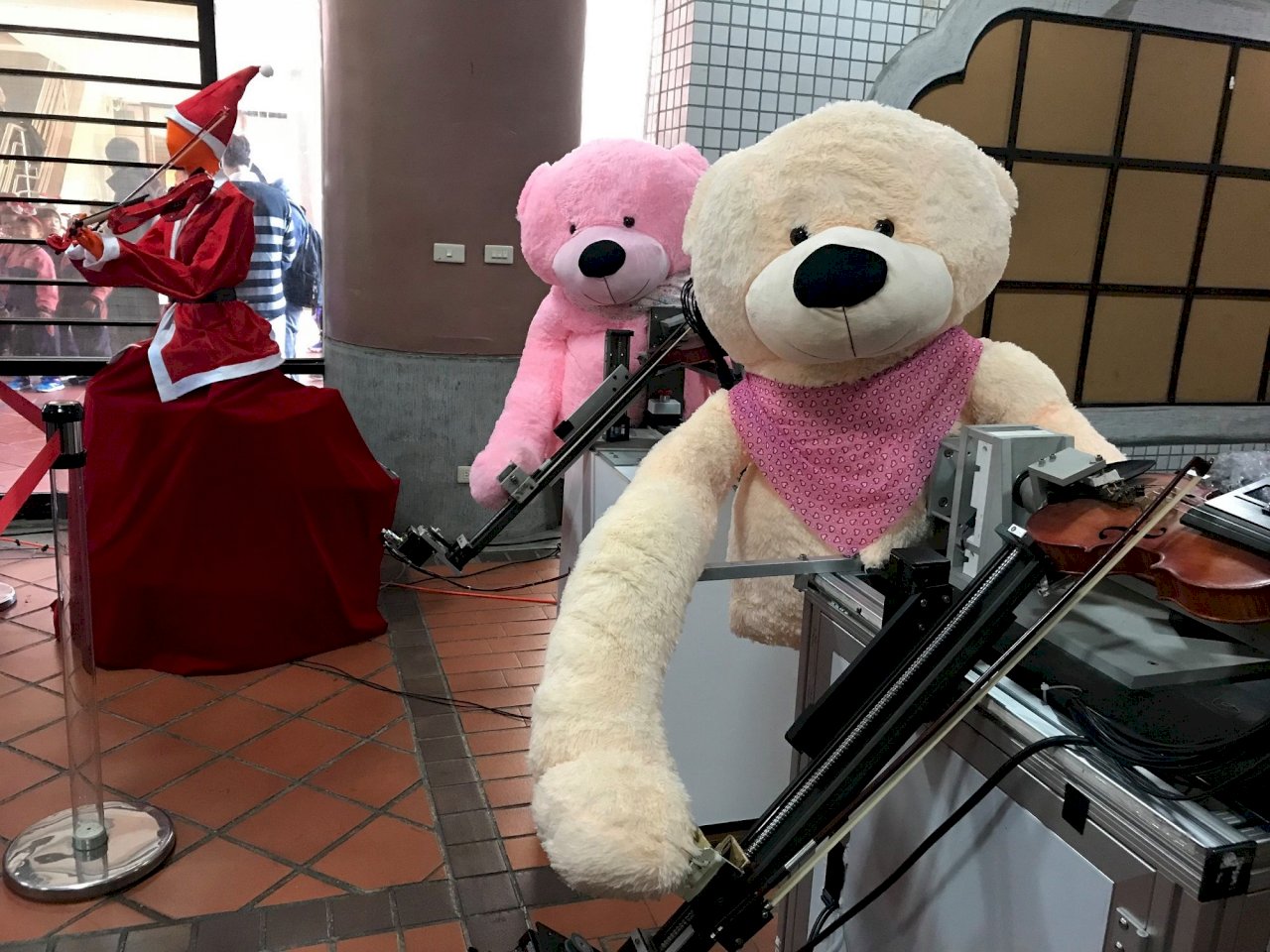 機械人樂團穿動物裝拉提琴 大人小孩都驚豔