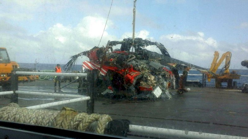 黑鷹殘骸打撈上岸 機內兩具遺體