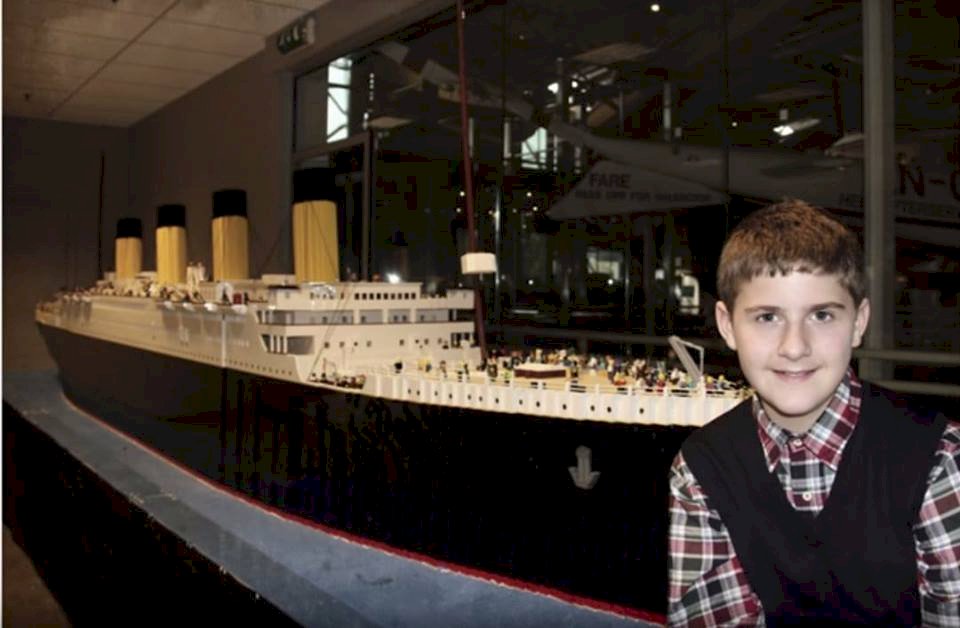 10歲自閉兒 打造全球最大鐵達尼號樂高模型