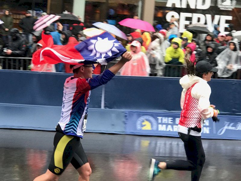 台灣選手不畏風雨 披國旗跑波士頓馬拉松