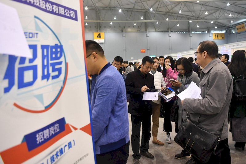 中國首度公布調查失業率 前3月平均5.0%