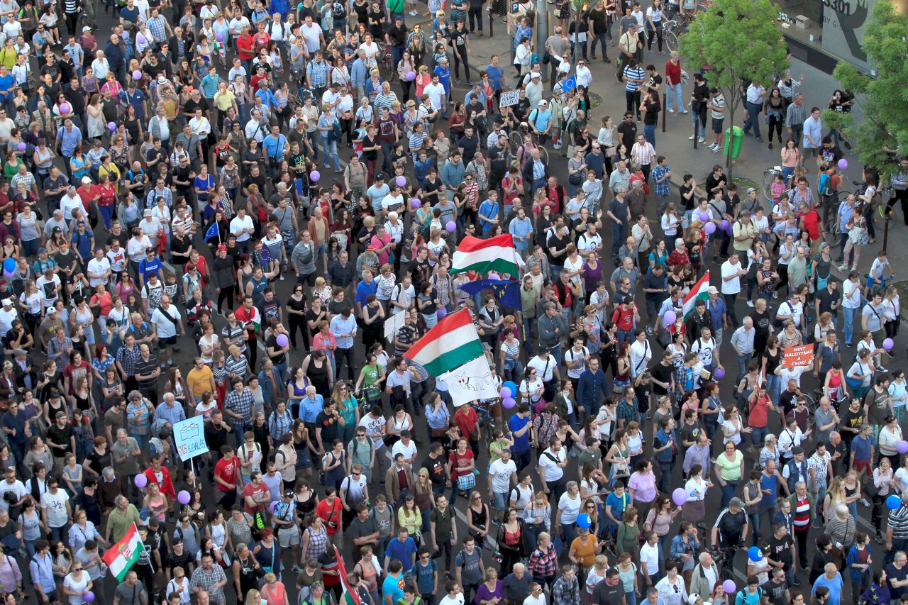 抗議總理控制媒體 數萬匈牙利人走上街頭