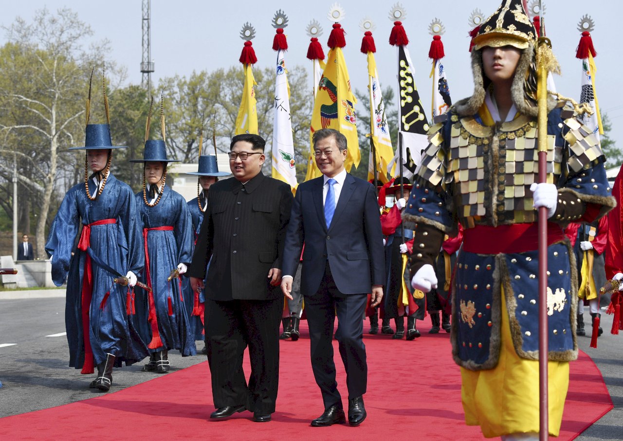 兩韓領袖走紅毯 阿里郎樂聲中檢閱儀仗隊