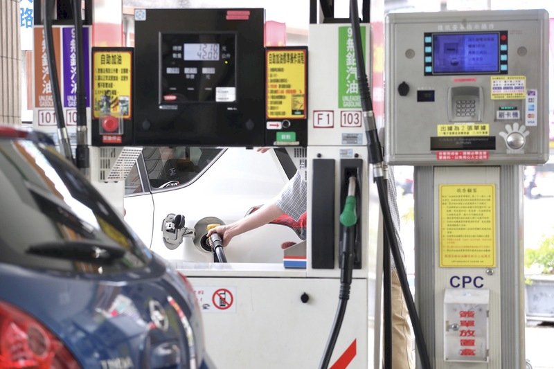 中油：汽、柴油價格明起各調降0.1元