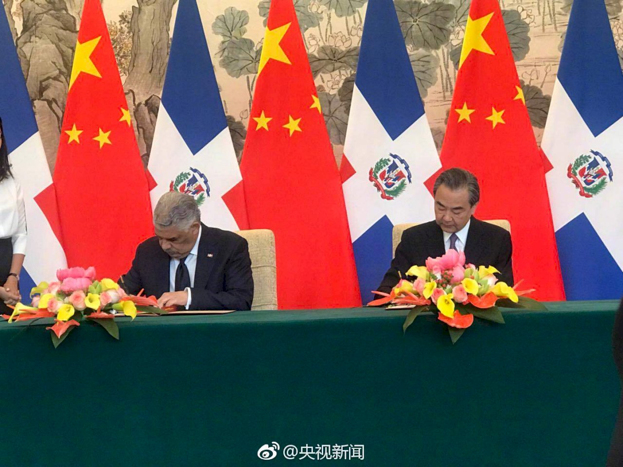 中國與多明尼加簽署建交公報