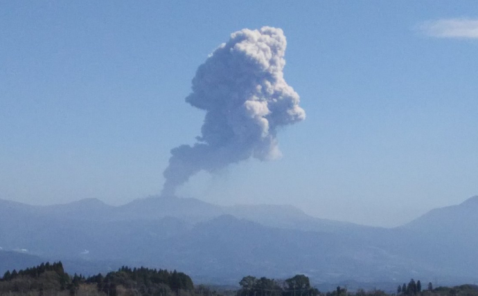 日本新燃岳火山噴發 煙霧火山灰直衝天際