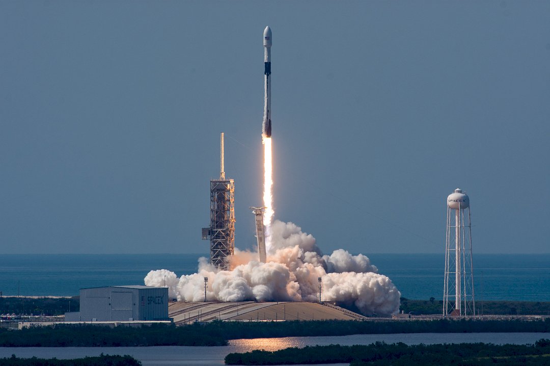 SpaceX最強大獵鷹9號火箭 成功發射