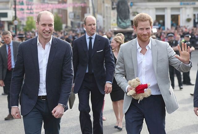 英國王室大婚前夕 哈利威廉散步見粉絲