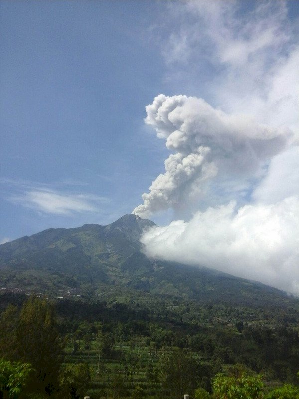 印尼梅拉比火山噴發 村民和健行者撤離