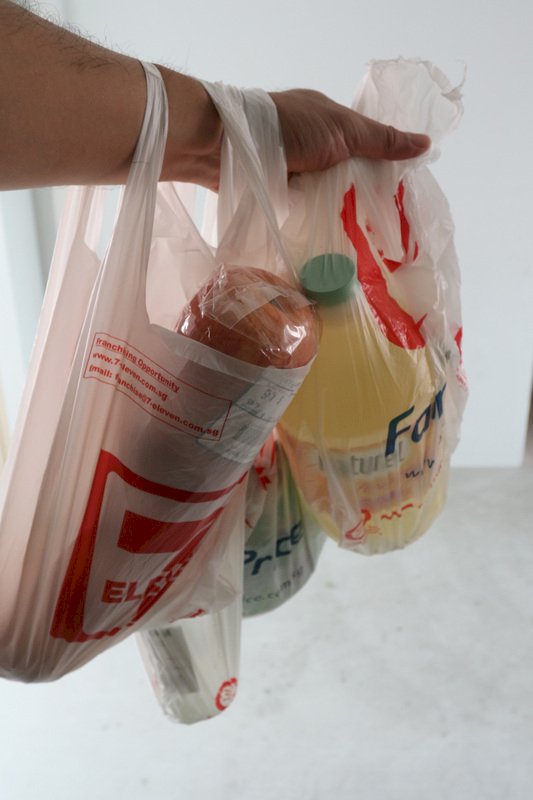 星國超市調查：近三成消費者反對塑膠袋收費