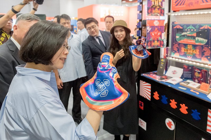 總統參觀新一代設計展 試布袋戲玩Beatbox