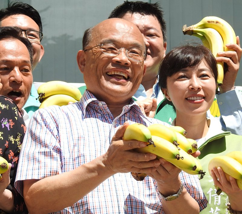 幫助農民 蘇貞昌、侯友宜促銷香蕉、鳳梨