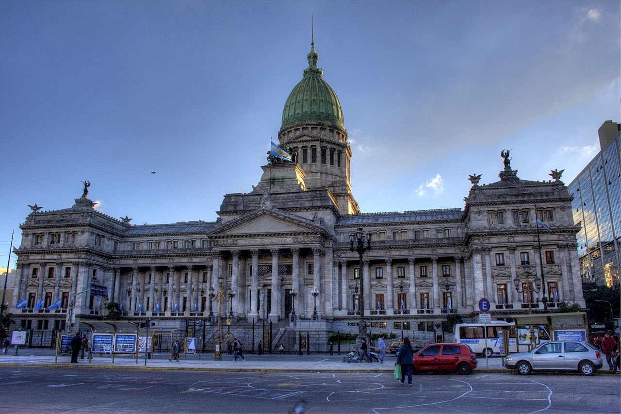 不顧工會民眾上街抗議 阿根廷國會通過樽節預算