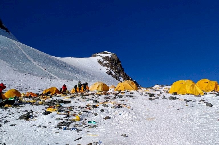 登山客漠視 聖母峰淪世界最高垃圾場