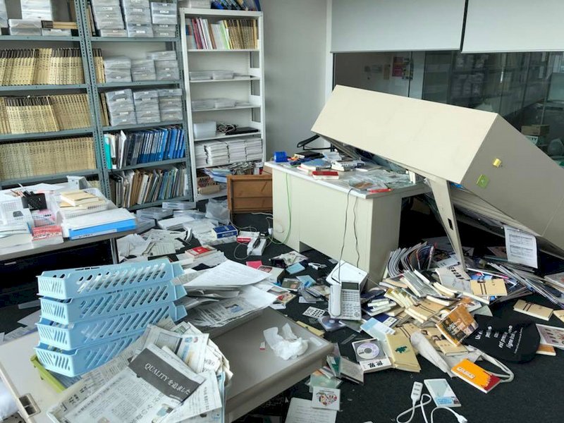 大阪地震 4死380傷工廠停擺