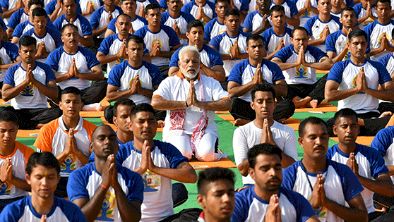 國際瑜伽日正值疫情 印度政府鼓勵在家做瑜伽