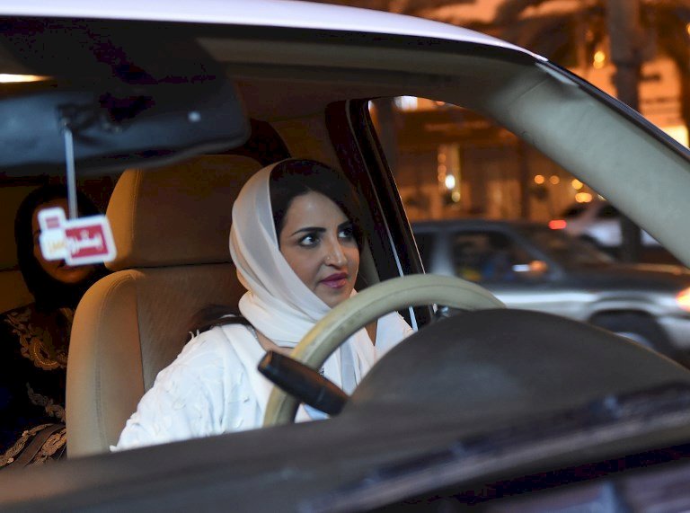 歷史性改革 沙國女性正式開車上路
