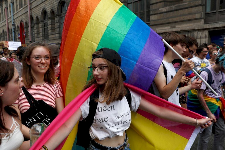 巴黎同志遊行反歧視 祝台灣同性婚姻合法