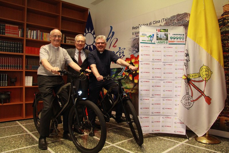 響應教宗環保呼籲 台灣捐贈電動腳踏車