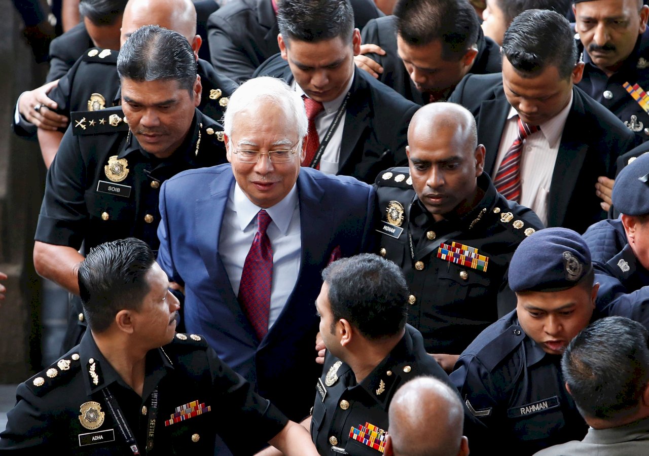 馬來西亞檢方起訴前首相濫權與洗錢